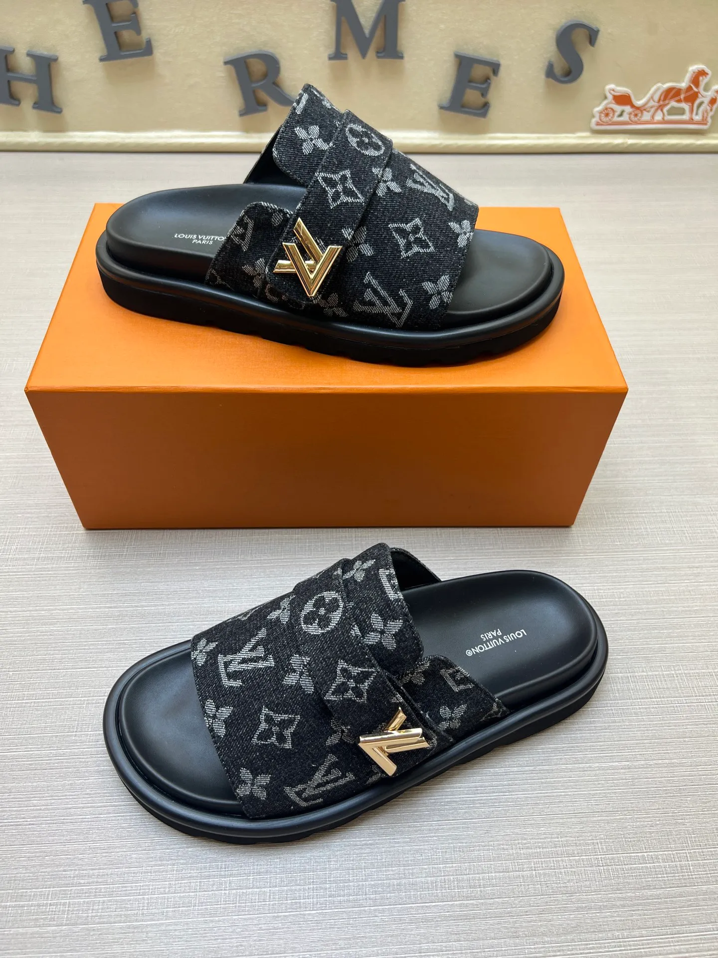 Factory price: 360💰【LOUIS VUITTON】Louis Vuitton, LV printing, men's and women's slippers are on the market, drawer box packaging with cloth bag, card, the upper pattern looks very soft and waxy, super versatile leg slimming artifact. Fabric: imported denim/canvas/old fabric, LV hardware LOGO, official website pattern printing, comfortable to wear, foot pads: high elastic men's shoes💰U water table. Sole: foam sole, heel height: about 5cm. Code number: 35-46, 35, 45, 46 are custom-made and non-returnable. Color: multiple colors and styles available.